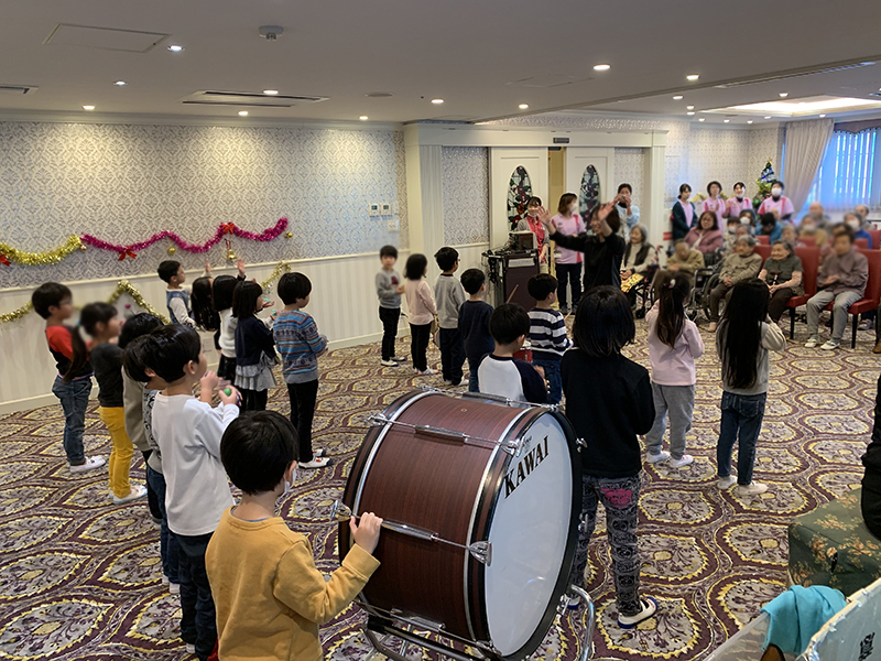 たかさきこども園×豊泉家：クリスマス交流会の様子