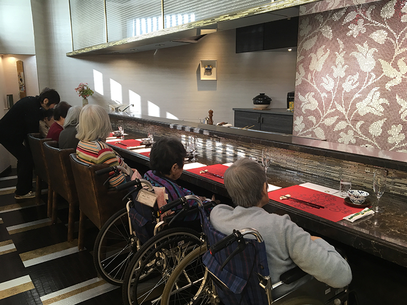 介護付有料老人ホーム アシステッドリビングホーム豊泉家桃山台「桃源郷クリスマスランチ」の様子 介護付有料老人ホーム アシステッドリビングホーム豊泉家桃山台「桃源郷クリスマスランチ」の様子